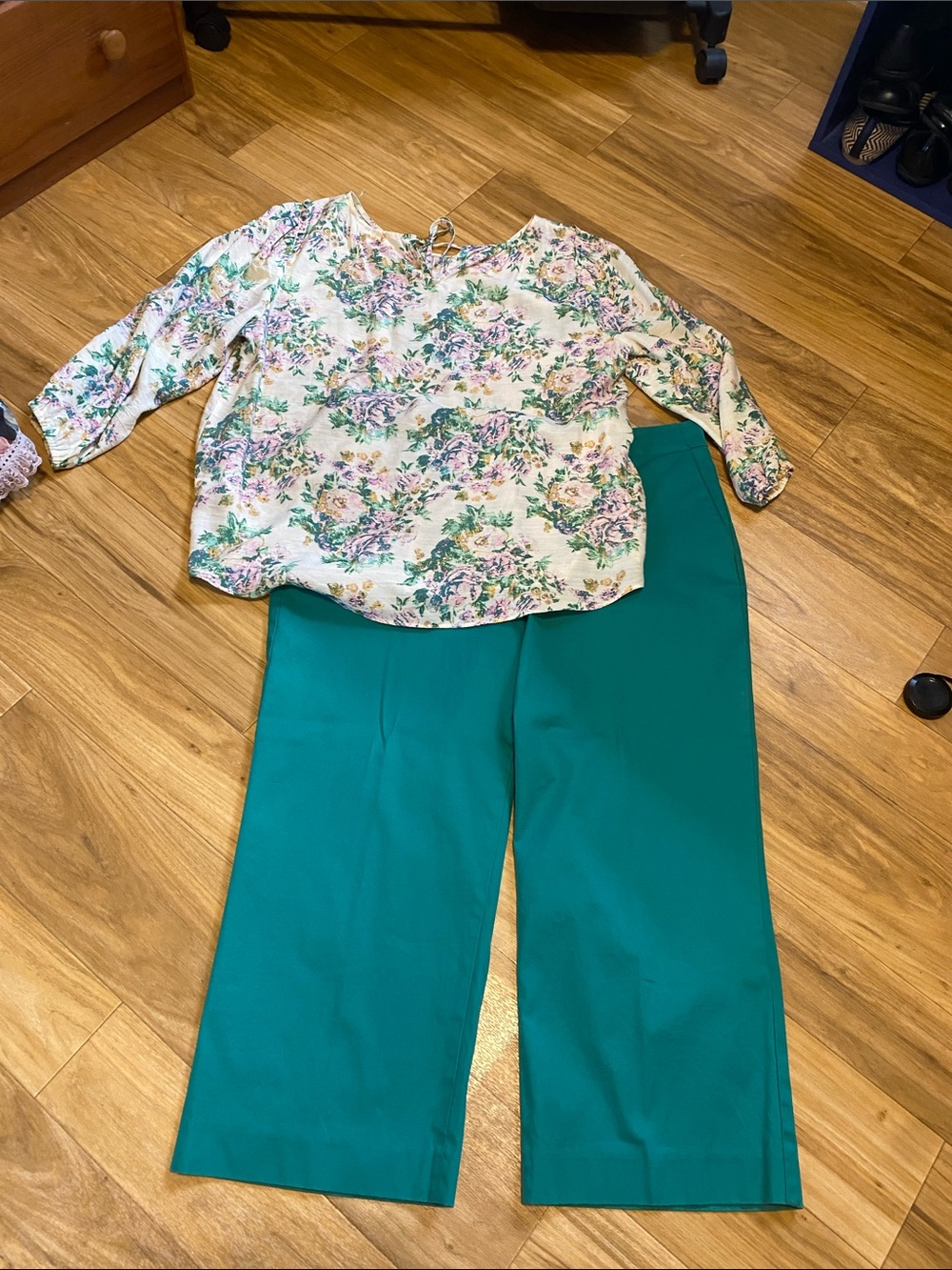 Bundle:Talbots teal Chelsea Wide-Leg capris size 14 w lovely floral blouse